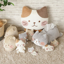 將圖片載入圖庫檢視器 Fuku Fuku Nyanko 日本正版 貓咪面紅臉頰坐姿公仔- 三款可選
