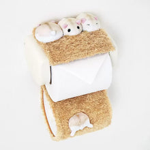 將圖片載入圖庫檢視器 Felissimo YOU+MORE! 日本正版 在木屑中相依相偎的倉鼠衛生卷紙套 - 三款可選
